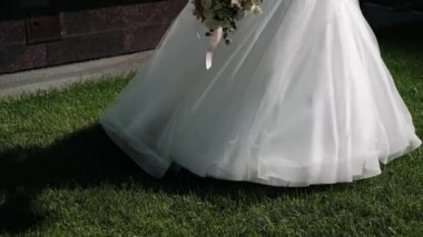 Gelinliğin kenarına yakın plan. Parmak izi ve dantel olmadan gelinliğin kenarına.