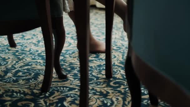 深色背景下米色软管和鞋子中的女性腿 — 图库视频影像