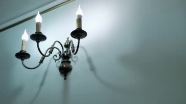 Retro Chandelier Karanlık Odada Asılı, Güzel Vintage Tarz Işığı. Tavanda Güzel Asılı Kristal Chandelier