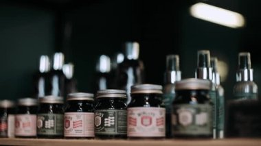 Alkol şişeleri arka arkaya geliyor.