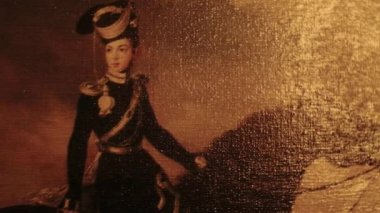 Resim duvarda asılı.