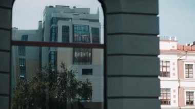 Mavi gökyüzü olan bir şehirde gökdelen manzarası. Şehirdeki İş Merkezi