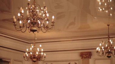 Retro Chandelier Karanlık Odada Asılı, Güzel Vintage Tarz Işığı. Tavanda Güzel Asılı Kristal Chandelier