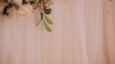 Masaları, dekorasyonu ve yiyeceği olan düğün yemeği salonu. Güzel dekore edilmiş yemek odası.