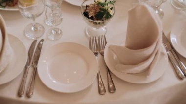 Masaları, dekorasyonu ve yiyeceği olan düğün yemeği salonu. Güzel dekore edilmiş yemek odası.