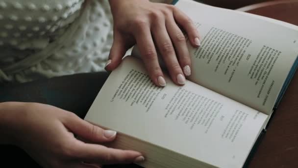 Vrouwelijke Handen Draaien Bladen Van Het Boek — Stockvideo