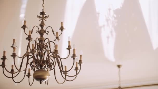 Lustre Rétro Suspendu Dans Une Pièce Sombre Belle Lampe Style — Video
