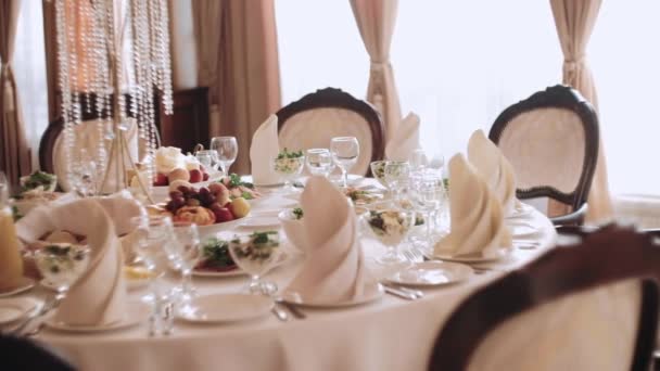Αίθουσα Δεξιώσεων Γάμου Τραπέζια Και Διακόσμηση Και Φαγητό Όμορφα Διακοσμημένη — Αρχείο Βίντεο