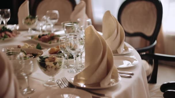 Salón Banquetes Boda Con Mesas Decoración Comida Comedor Bellamente Decorado — Vídeos de Stock