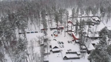 Kışın yüksek bir yerden kış mevsiminde Geyik çiftliği kuşlarının uçtuğu ormandaki turistik üs..