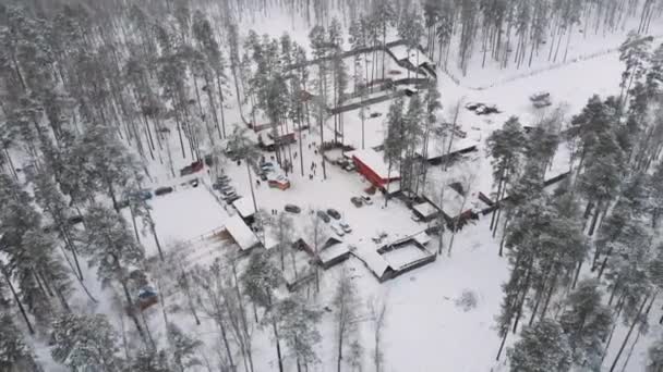 Base Turística Entre Floresta Uma Altura Inverno Vôo Pássaro Fazenda — Vídeo de Stock