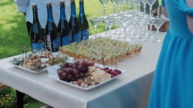 Kokteyl bardakları masanın üstünde.