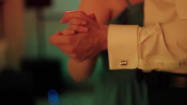 Renkli müziğin ışığında dans eden insanlar