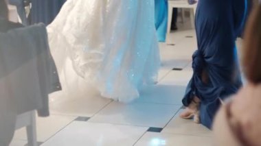 Renkli müziğin ışığında dans eden insanlar