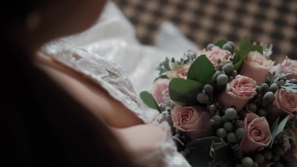 Невеста Держит Букет Белых Роз Руках — стоковое видео