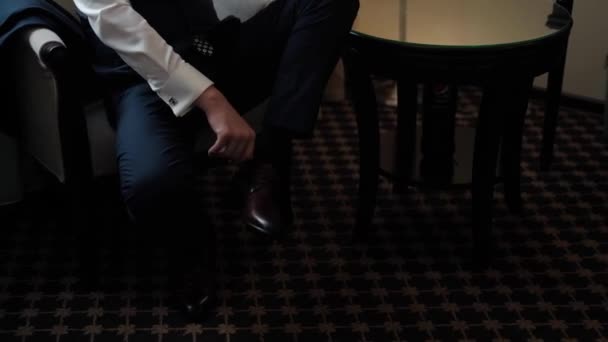 Adam Otel Odasında Takım Elbise Giyiyor — Stok video