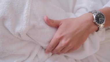 Şarap kadehli eller