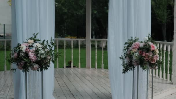 Bryllupsrejse Bord Dekoreret Med Blomsterhandlere – Stock-video