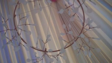 Tavandan sarkan avize