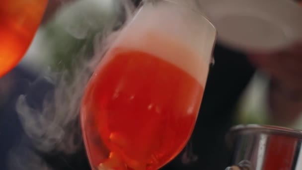 Bicchieri Cocktail Sono File Sul Tavolo — Video Stock