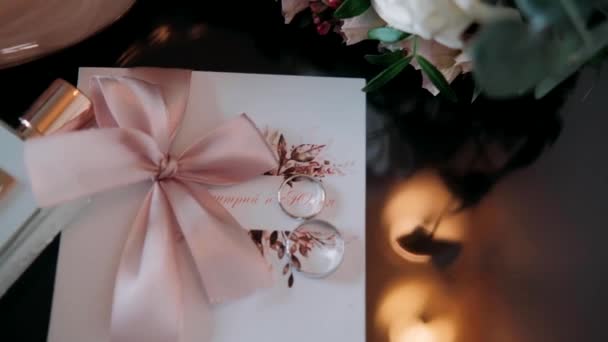 Hochzeitstag Dekorationen Parfüm Blumen — Stockvideo
