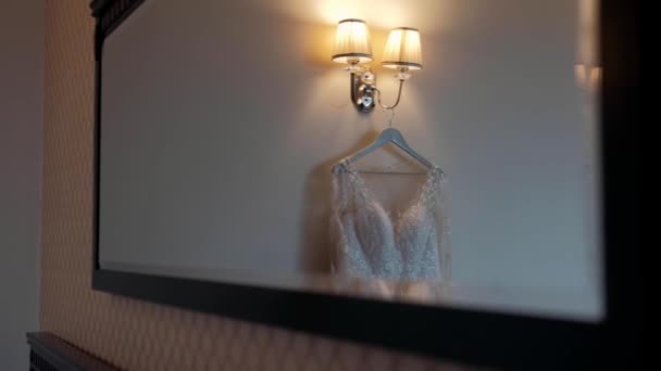 Weiße Brautkleider Die Einem Kleiderbügel Einem Kronleuchter Hängen — Stockvideo
