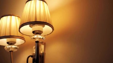 Tavandan sarkan avize