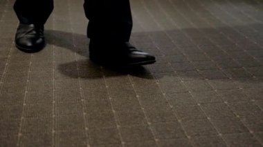 Zarif bir adam otelde bir kızla buluşmaya gider.