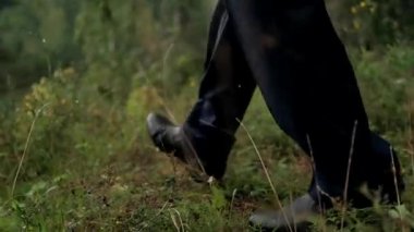 Zarif bir adam otelde bir kızla buluşmaya gider.