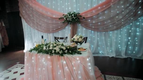 Bryllupsrejse Bord Dekoreret Med Blomsterhandlere – Stock-video