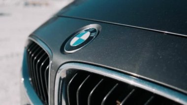 İsimsiz, prestijli, lüks, modern arabanın farlarının detaylarını kapatın. Araba ve motor kullanma tutkusu, araba galerileri, kullanılmış arabalar, lüks arabalar..