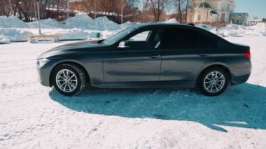 İsimsiz, prestijli, lüks, modern arabanın farlarının detaylarını kapatın. Araba ve motor kullanma tutkusu, araba galerileri, kullanılmış arabalar, lüks arabalar..