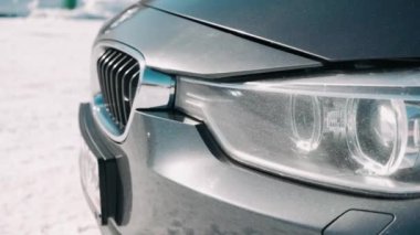 İsimsiz, prestijli, lüks, modern arabanın farlarının detaylarını kapatın. Araba ve motor kullanma tutkusu, araba galerileri, kullanılmış arabalar, lüks arabalar..
