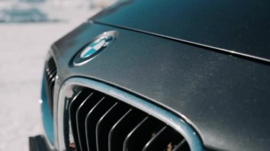 İsimsiz, prestijli, lüks, modern arabanın farlarının detaylarını kapatın. Araba ve motor kullanma tutkusu, araba galerileri, kullanılmış arabalar, lüks arabalar..