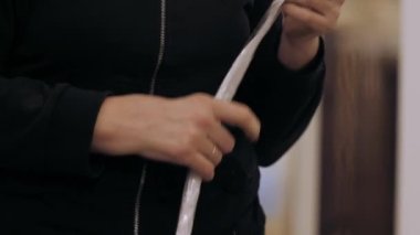 Sahne için bir yapı yaratmak. Metal yapılar açık havada bir sahne yaratmak için kurulur. Konser sahnesi dışarıda kurulum aşamasında. Metal yapılardan yapılmıştır..