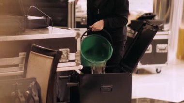 Sahne için bir yapı yaratmak. Metal yapılar açık havada bir sahne yaratmak için kurulur. Konser sahnesi dışarıda kurulum aşamasında. Metal yapılardan yapılmıştır..