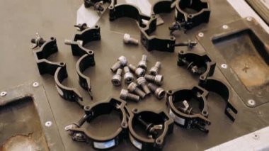 Sahne için bir yapı yaratmak. Metal yapılar açık havada bir sahne yaratmak için kurulur. Konser sahnesi dışarıda kurulum aşamasında. Metal yapılardan yapılmıştır..