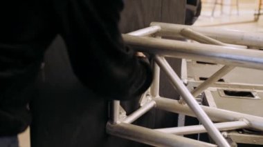 Sahne için bir yapı yaratmak. Metal yapılar açık havada bir sahne yaratmak için kurulur. Konser sahnesi dışarıda kurulum aşamasında. Metal yapılardan yapılmıştır..
