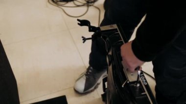 sahne için bir ekran oluşturuluyor. sahne arkası yaratımı. İşçi sahne arkasına spot ışıkları yerleştirir.