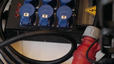 Tiyatro ışıklandırma teknisyeni elektrik mühendisi sahne arkasındaki aydınlatma elementlerinin odak noktasını ayarlıyor. Tiyatrodaki spot ışıkları. Sahnenin arkasında.