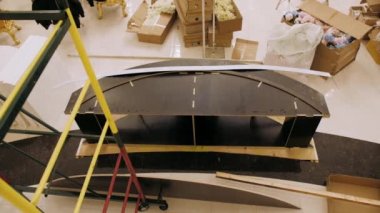 Sahne için bir yapı yaratmak. Metal yapılar açık havada bir sahne yaratmak için kurulur. Konser sahnesi dışarıda kurulum aşamasında. Metal yapılardan yapılmıştır..