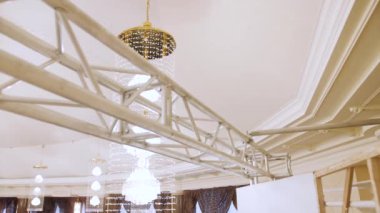 Sahne için bir yapı yaratmak. Metal yapılar açık havada bir sahne yaratmak için kurulur. Konser sahnesi dışarıda kurulum aşamasında. Metal yapılardan yapılmıştır..