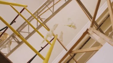 Sahne için bir yapı yaratmak. Metal yapılar açık havada bir sahne yaratmak için kurulur. Konser sahnesi dışarıda kurulum aşamasında. Metal yapılardan yapılmıştır..