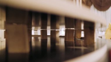 Sahne için bir yapı yaratmak. Metal yapılar açık havada bir sahne yaratmak için kurulur. Konser sahnesi dışarıda kurulum aşamasında. Metal yapılardan yapılmıştır..