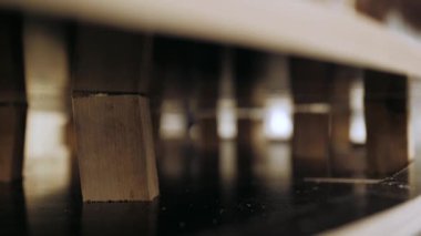 Sahne için bir yapı yaratmak. Metal yapılar açık havada bir sahne yaratmak için kurulur. Konser sahnesi dışarıda kurulum aşamasında. Metal yapılardan yapılmıştır..
