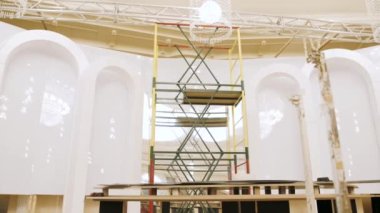 Sahne için bir yapı yaratmak. Metal yapılar açık havada bir sahne yaratmak için kurulur. Konser sahnesi dışarıda kurulum aşamasında. Metal yapılardan yapılmıştır..