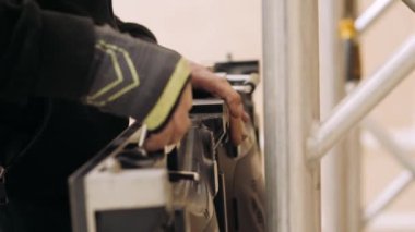 sahne için bir ekran oluşturuluyor. sahne arkası yaratımı. İşçi sahne arkasına spot ışıkları yerleştirir.