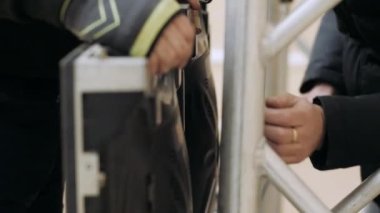 sahne için bir ekran oluşturuluyor. sahne arkası yaratımı. İşçi sahne arkasına spot ışıkları yerleştirir.