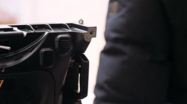 sahne için bir ekran oluşturuluyor. sahne arkası yaratımı. İşçi sahne arkasına spot ışıkları yerleştirir.