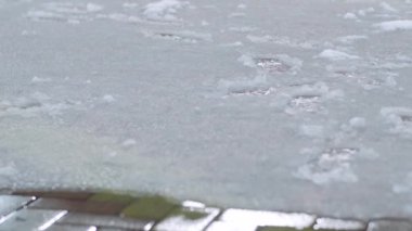 Pencerenin dışındaki kış manzarası